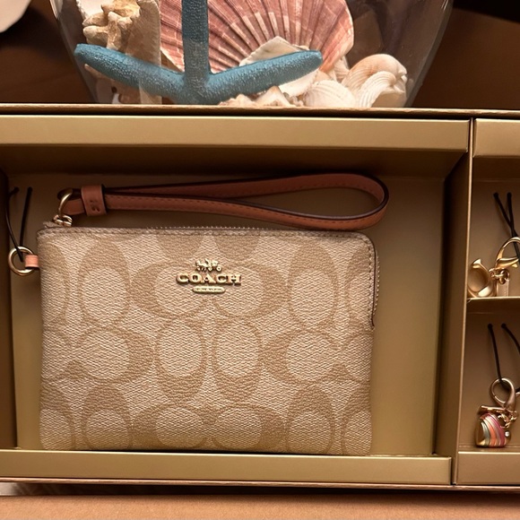Coach NWT Wristlet with Heart and C Charms Box Set - Picture 3 of 9
